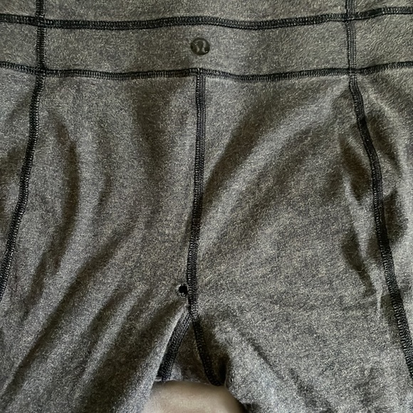 Woman’s Lululemon Leggings Size 8 - Picture 5 of 6